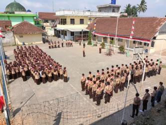 Latihan mingguan ekstra kurikuler gerakan pramuka